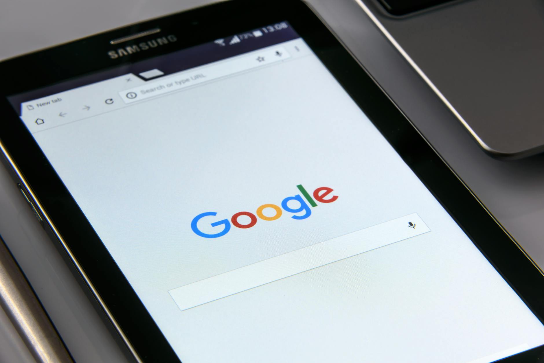 Schwarzes Samsung Tablet Google Browser Auf Dem Bildschirm Anzeigen