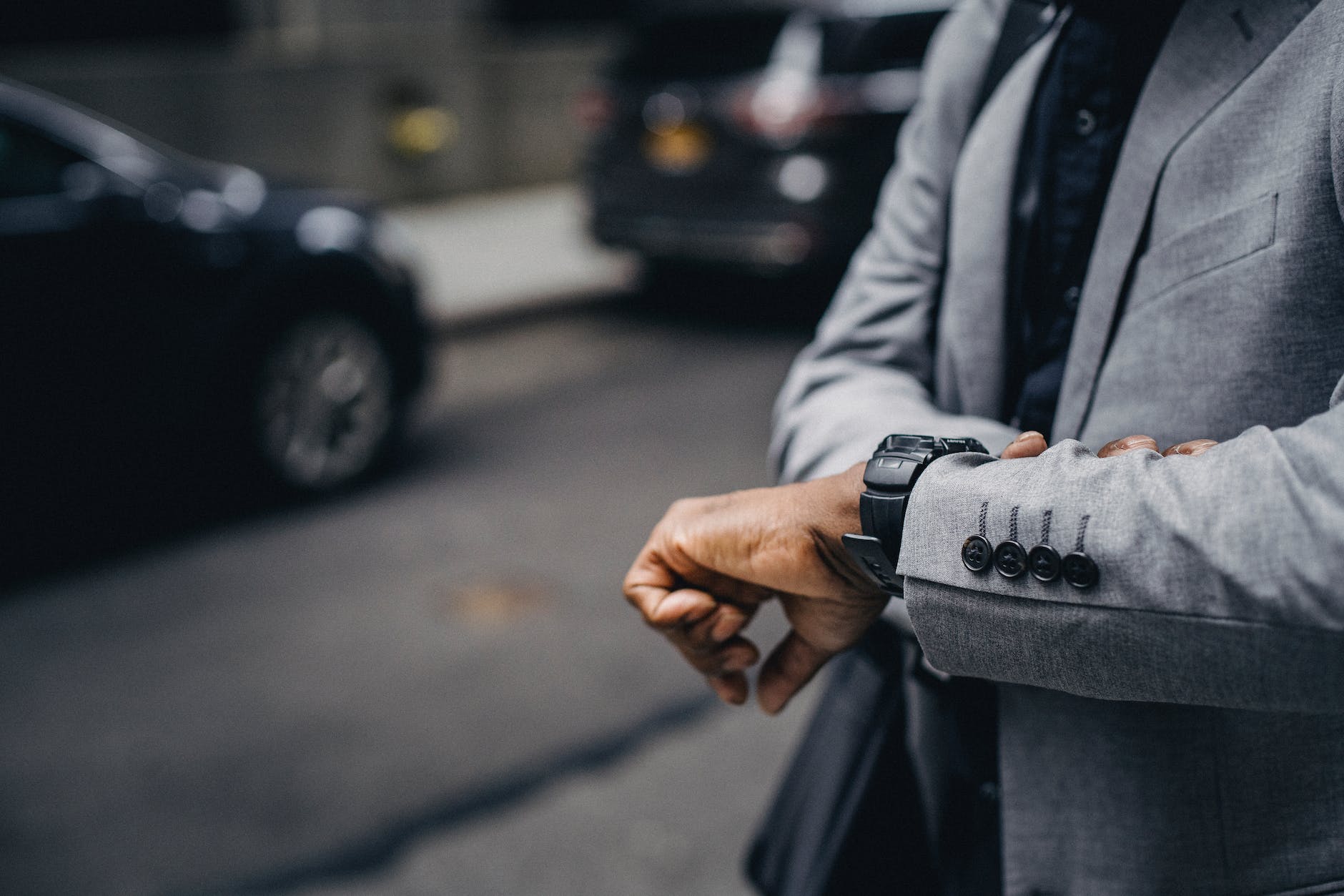 Gesichtsloser Afroamerikanischer Unternehmer, Der Armbanduhr Betrachtet